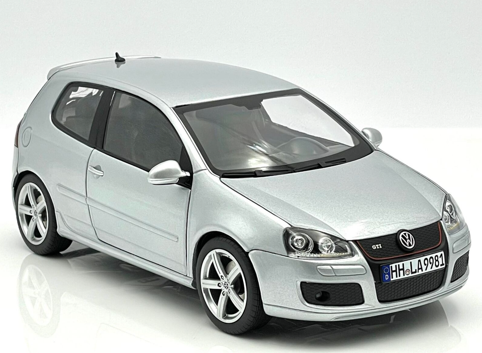 Модель автомобиля Norev 1:18 Volkswagen Golf 5 GTI Pirelli Silver (188425)
