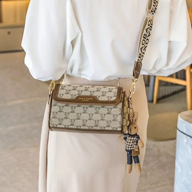 Жіноча сумка крос-боді Beibaobao через плече з брелоком - фото 3