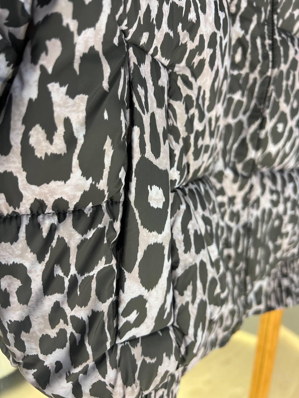 Куртка женская Lady Yep 9006 короткая с капюшоном леопардовый принт на резинке демисезонная р. 42 Серый (3278) - фото 7 Куртка женская Lady Yep 9006 короткая с капюшоном леопардовый принт на резинке демисезонная р. 42 Серый (3278) - фото 7