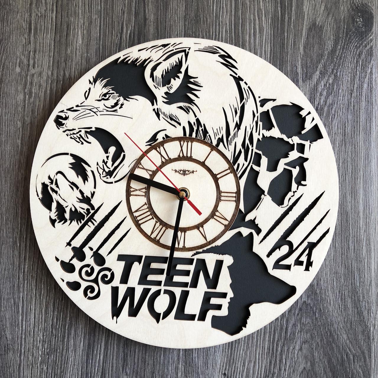 Часы круглые бесшумные настенные из дерева Волчонок