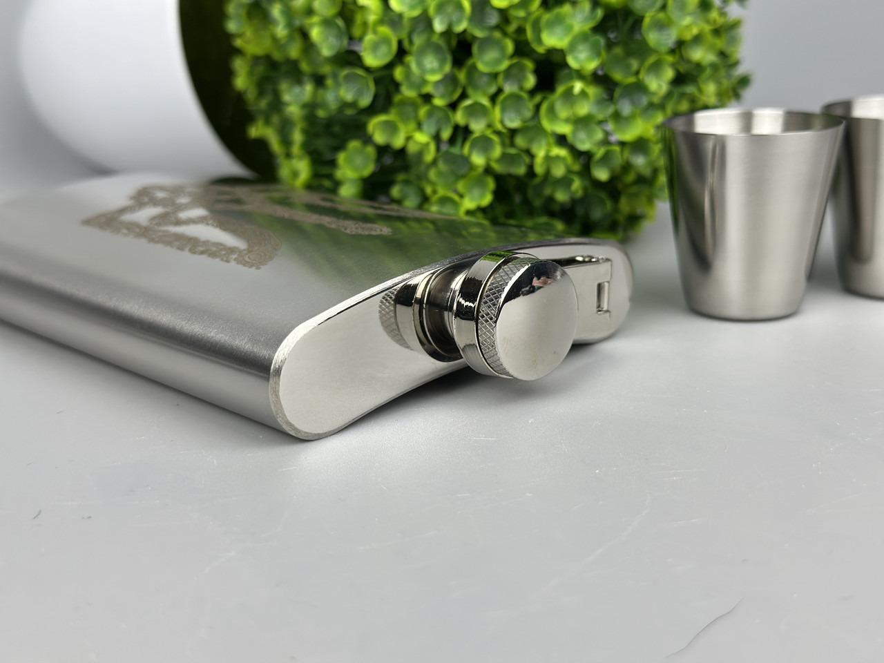 Подарунковий набір Герб Трезуб нержавіюча фляга з чарками (61006 R7) - фото 6 Подарунковий набір Герб Трезуб нержавіюча фляга з чарками (61006 R7) - фото 6