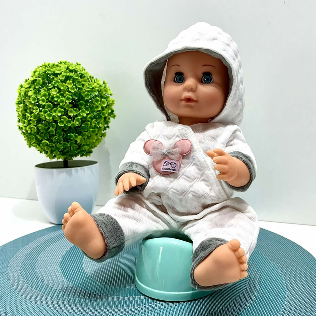 Кукла-пупс в белом комбинезоне с бутылочкой и горшком (28443965)