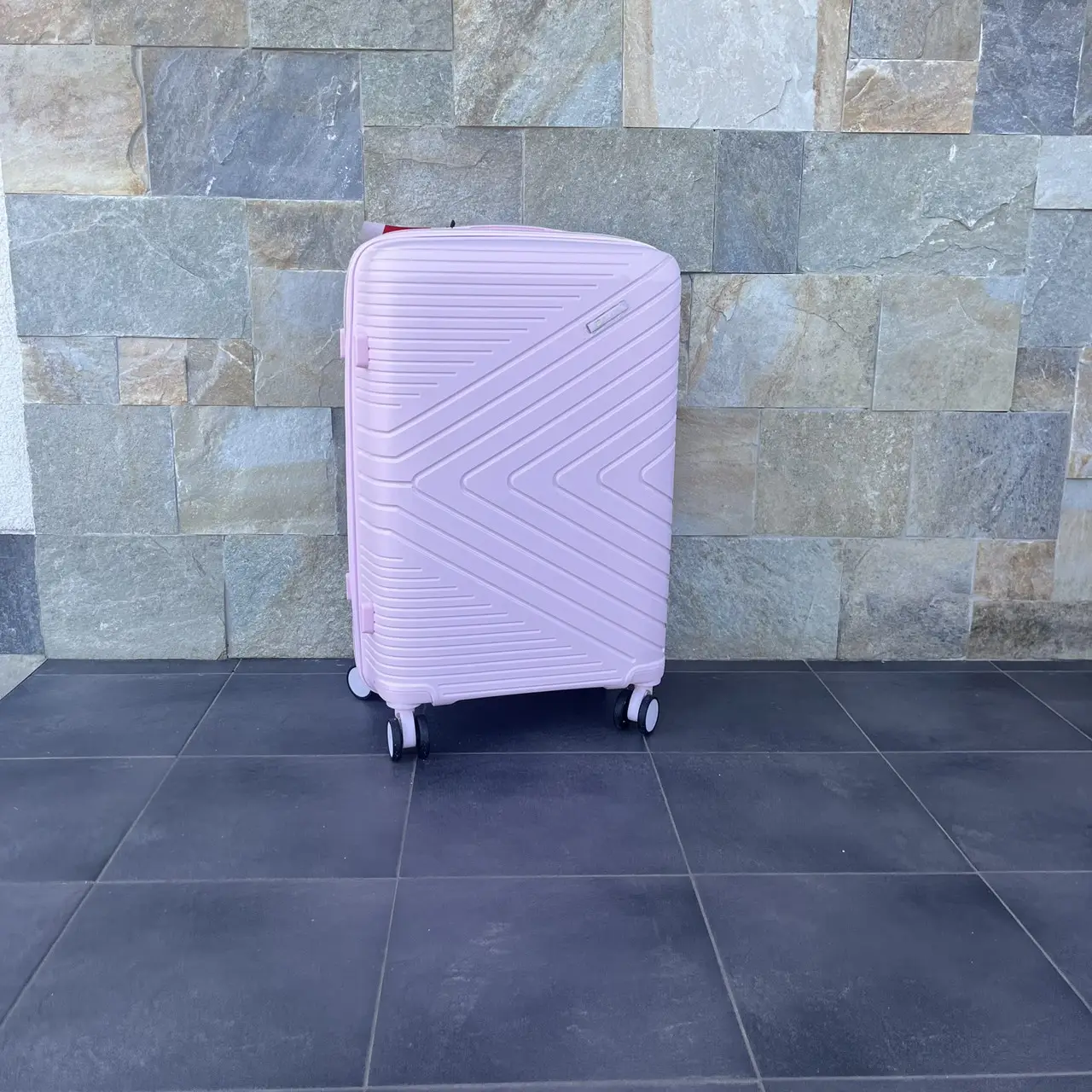 Валіза дорожня з поліпропілену Bloom 1706 середній М 63 л Рожевий - фото 1 Валіза дорожня з поліпропілену Bloom 1706 середній М 63 л Рожевий - фото 1