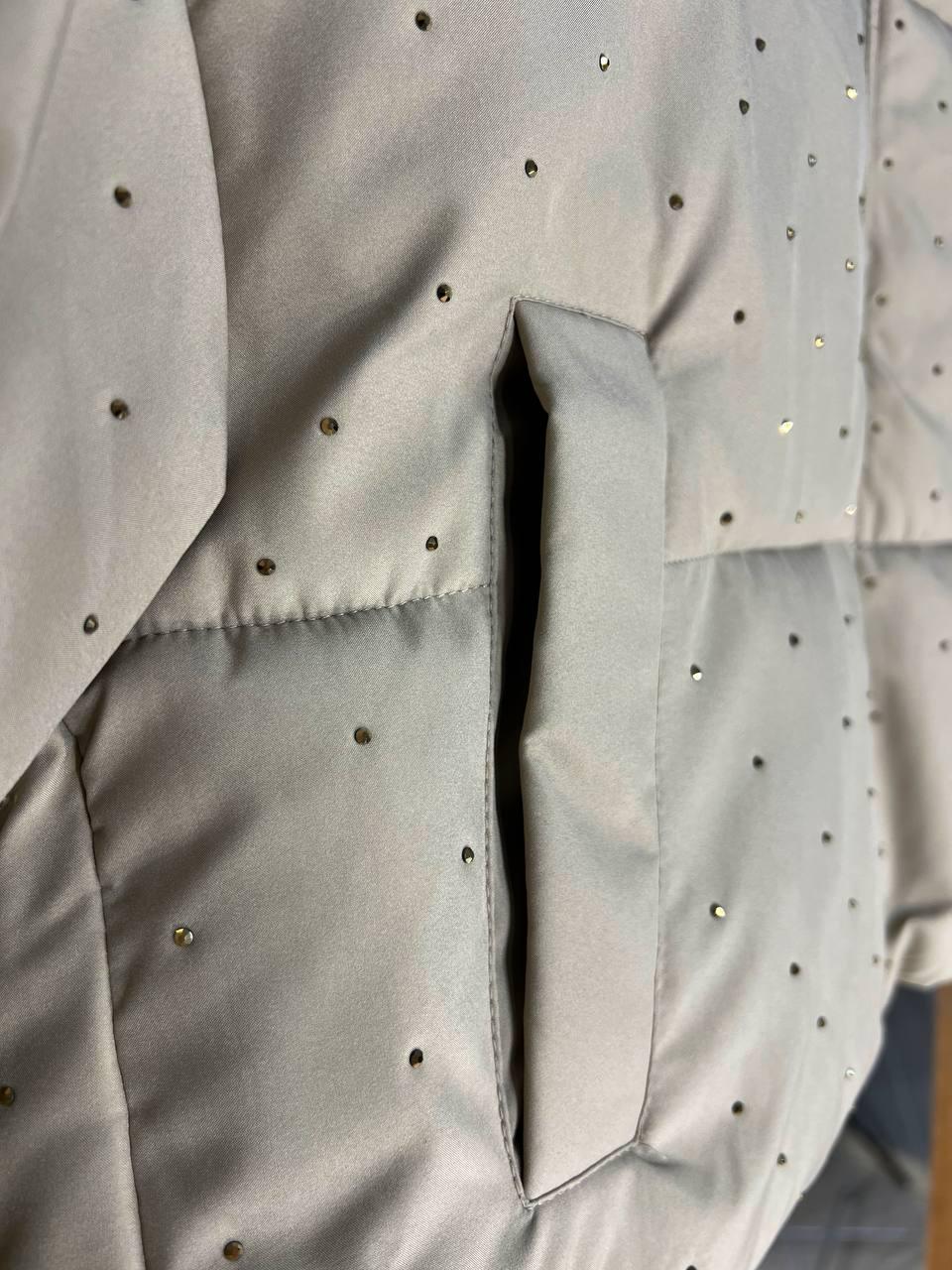 Куртка жіноча Haiziyuan 7165 укорочена пуффер з розсипом камінців демісезонна без капюшона оверсайз L Бежевий (3312) - фото 10 Куртка жіноча Haiziyuan 7165 укорочена пуффер з розсипом камінців демісезонна без капюшона оверсайз L Бежевий (3312) - фото 10