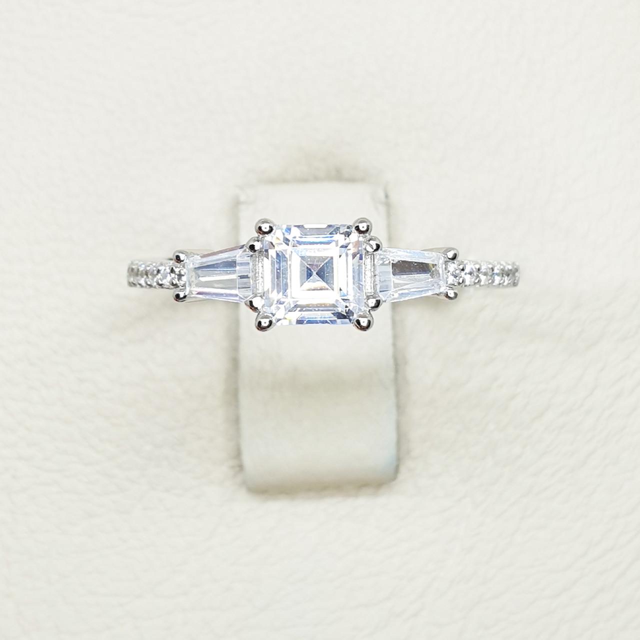 Кольцо серебряное с кубическим цирконием р. 18 2,39 г (1584708165)