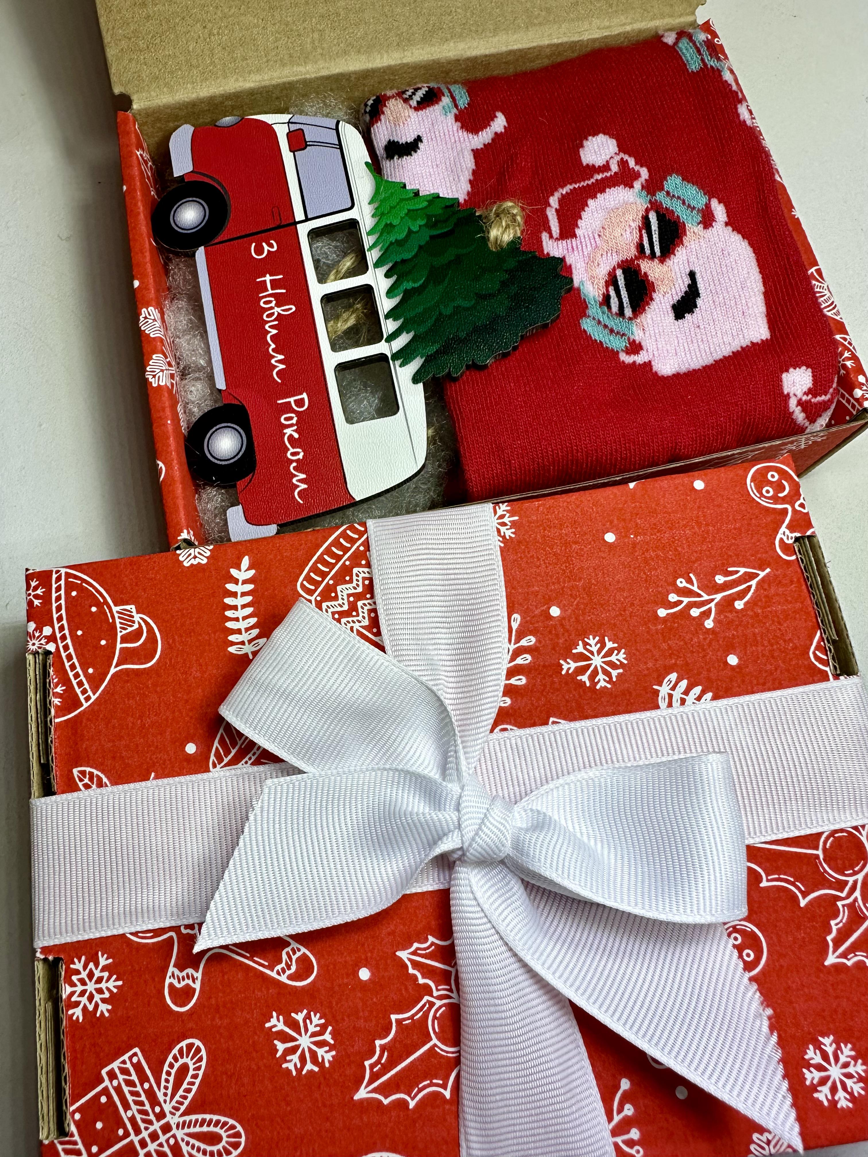 Подарунковий бокс з новорічними шкарпетками (13479867) - фото 5 Подарунковий бокс з новорічними шкарпетками (13479867) - фото 5