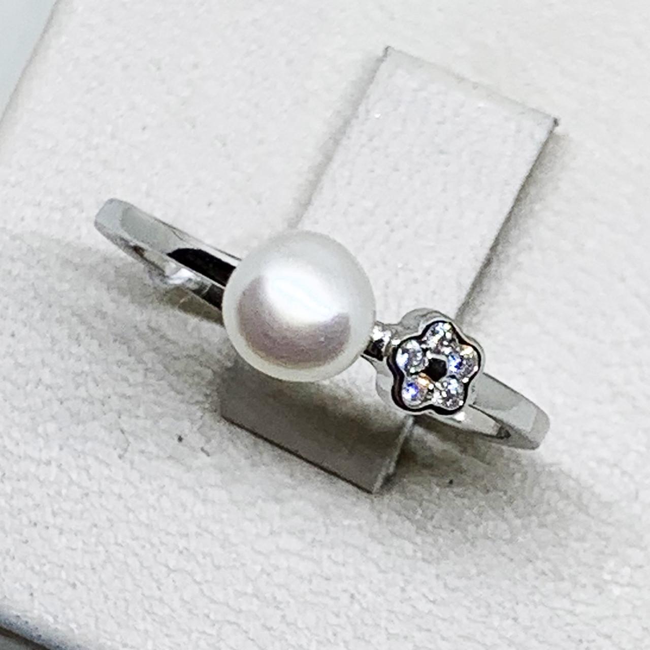 Кольцо серебряное с жемчугом и кубическим цирконием р. 17,5 1,54 г (1699793802)