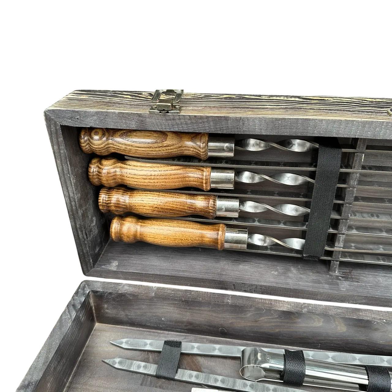 Подарунковий набір шампурів з аксесуарами Mzavod Козак із нержавіючої сталі в дерев’яному кейсі 720x120x210 мм (136-17-1190310000865) - фото 4 Подарунковий набір шампурів з аксесуарами Mzavod Козак із нержавіючої сталі в дерев’яному кейсі 720x120x210 мм (136-17-1190310000865) - фото 4