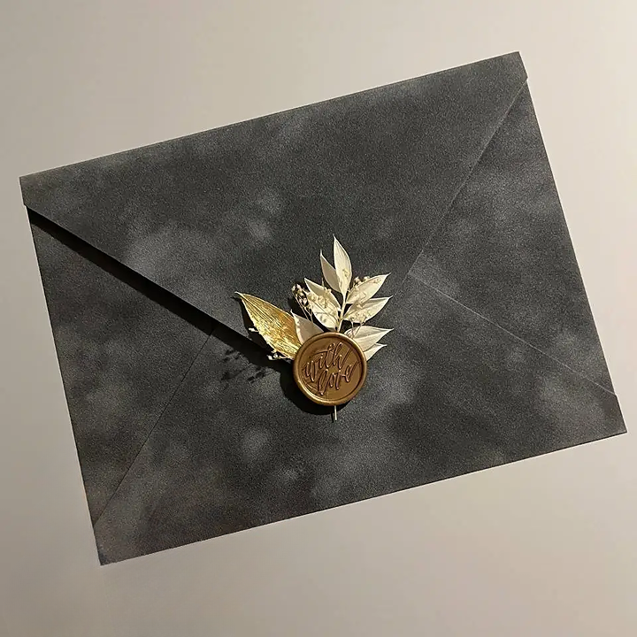 Конверт оксамитовий з підкладкою А5 16х21,5 см на магнітній застібці з декором Сірий (2483038134) Конверт оксамитовий з підкладкою А5 16х21,5 см на магнітній застібці з декором Сірий (2483038134)