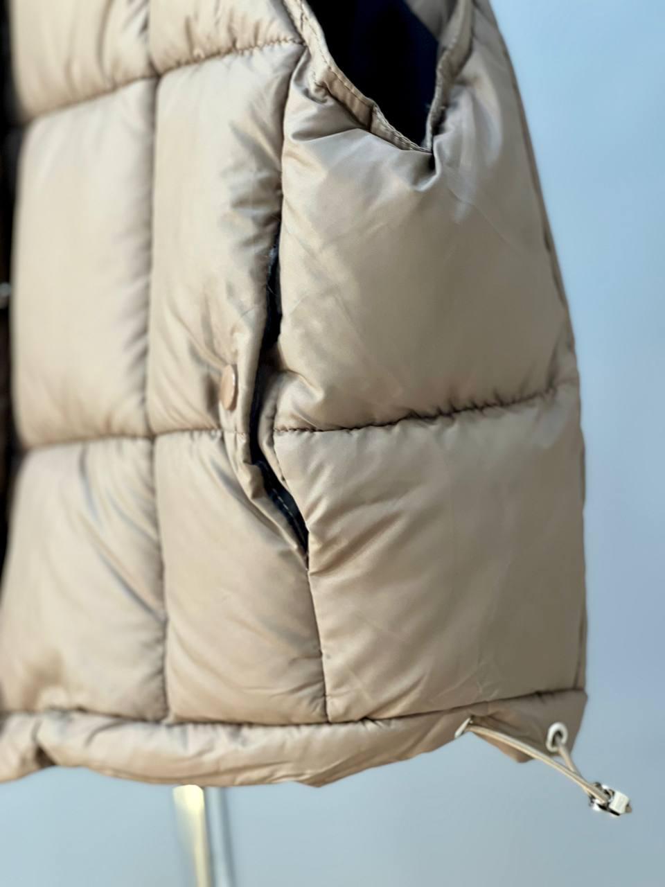 Жилетка жіноча Lady Yep 9039 стьобана коротка вставка з екошкіри на спині р. 42 Капучино (2637) - фото 3 Жилетка жіноча Lady Yep 9039 стьобана коротка вставка з екошкіри на спині р. 42 Капучино (2637) - фото 3