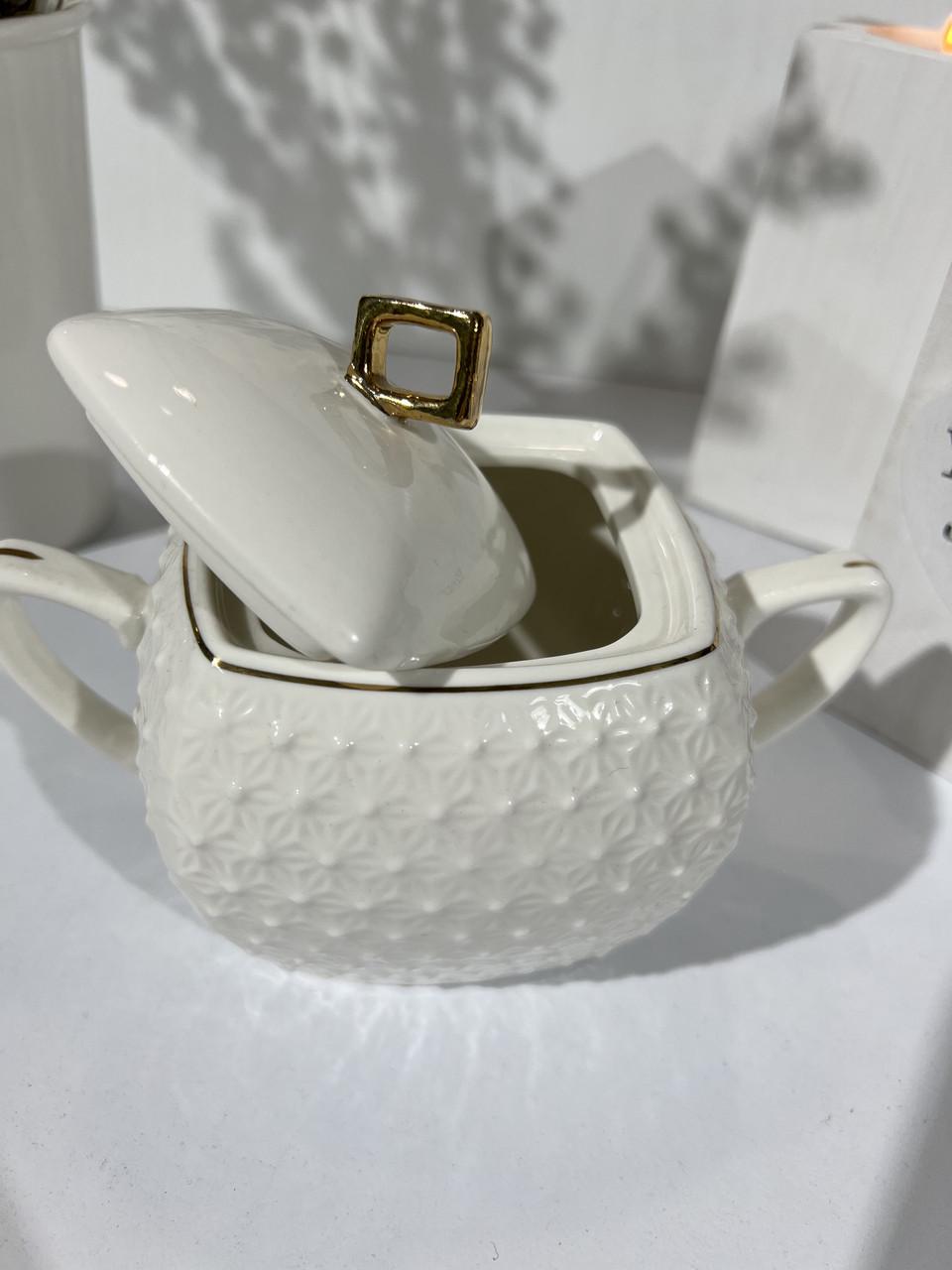 Сахарница фарфоровая Interos Снежная Королева с крышкой квадратная 500 мл Белый (932511-А) - фото 2 Сахарница фарфоровая Interos Снежная Королева с крышкой квадратная 500 мл Белый (932511-А) - фото 2