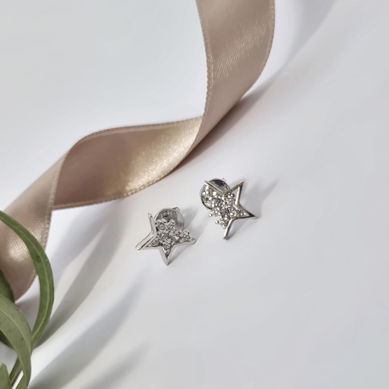 Серьги гвоздики на закрутках звезда в белых камнях серебро 925 пробы родированное 1,60 г (54450р)