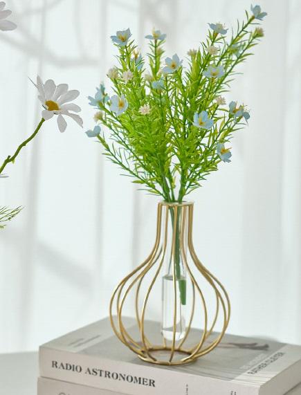 Ваза для квітів Gold 2 15050 3.5х12х15.5 см золота (5003211) - фото 4 Ваза для квітів Gold 2 15050 3.5х12х15.5 см золота (5003211) - фото 4