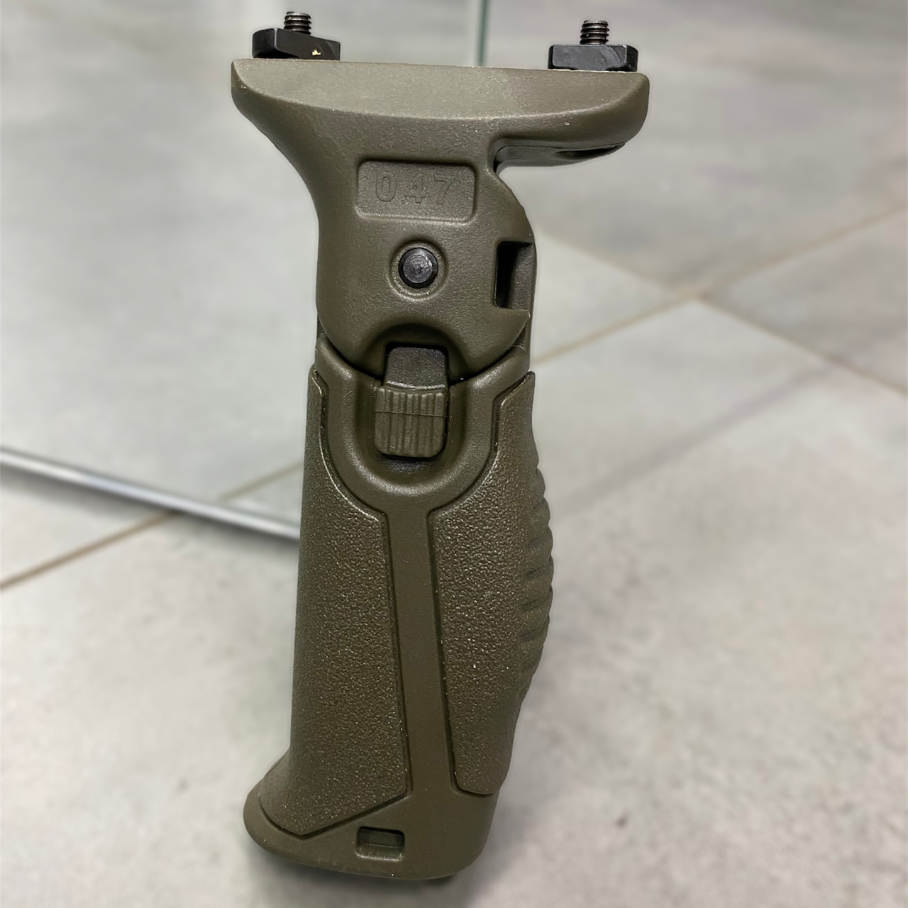 Рукоятка переноски огня передняя DLG TACTICAL DLG-047 складная установка на M-LOK Оливковый (1715216101) Рукоятка переноски огня передняя DLG TACTICAL DLG-047 складная установка на M-LOK Оливковый (1715216101)