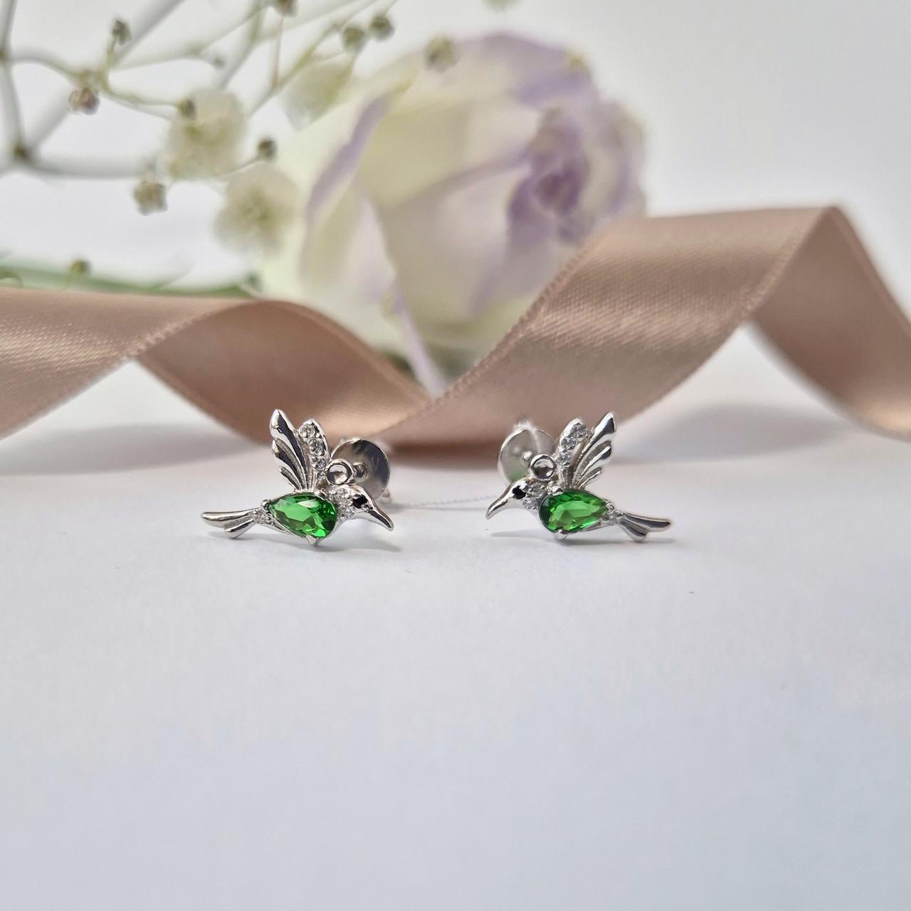 Серьги серебряные гвоздики на закрутках Птички с зелеными камнями родированное 925 пробы 1,6 (5000134р)