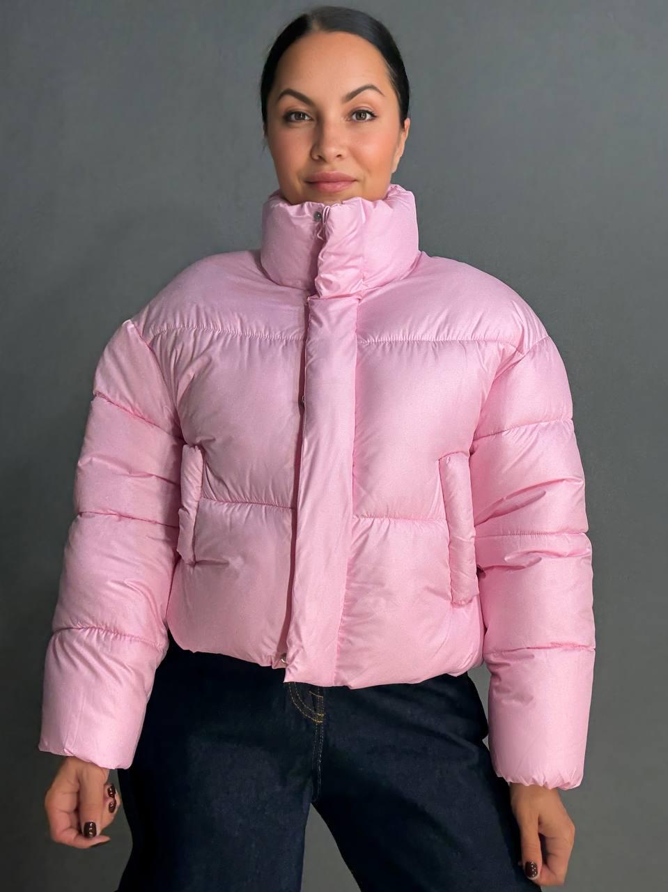 Куртка женская HAIZIYUAN 8606 короткая пуффер с воротником XL Розовый (4785) - фото 1 Куртка женская HAIZIYUAN 8606 короткая пуффер с воротником XL Розовый (4785) - фото 1