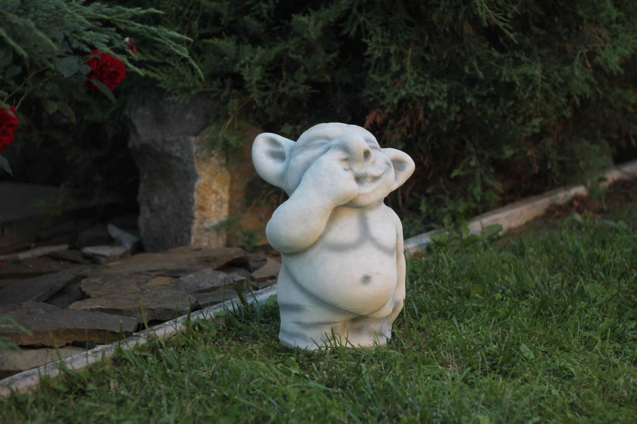 Садовая фигура/статуэтка Тролль палец в нос из цемента ручная работа 18 см (640472)