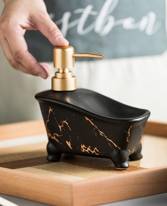 Дозатор для мыла с подставкой для мочалки Мрамор 11482 350 мл черный (4571192) - фото 2 Дозатор для мыла с подставкой для мочалки Мрамор 11482 350 мл черный (4571192) - фото 2