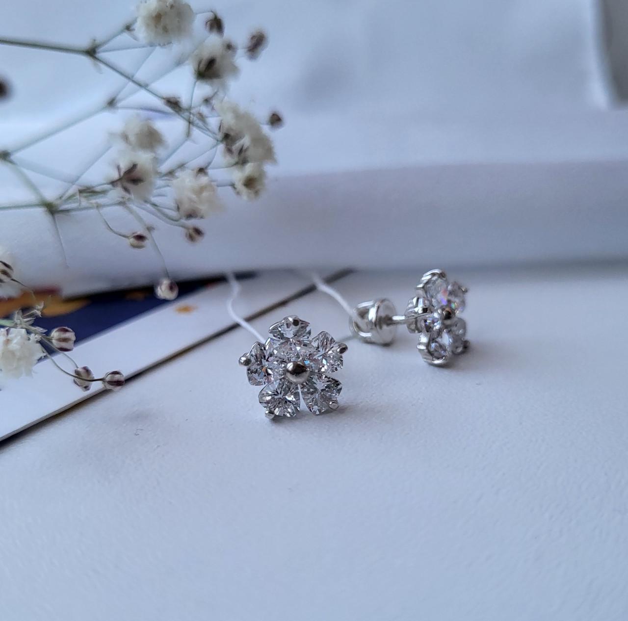 Серьги женские гвоздики Цветок с белыми камнями серебро 925 пробы черненное 1,95 г (2236)