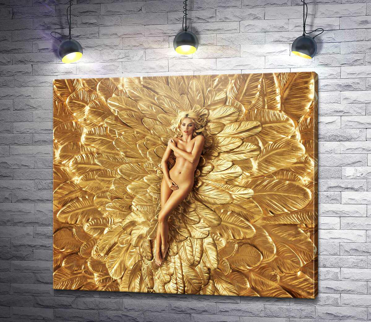 Картина ArtPoster Девушка лежит на золотых крыльях 130x114 см Модуль №1 (004132)
