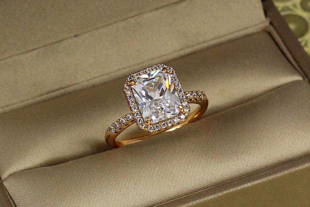 Кольцо Xuping Jewelry Авангард с белым камнем р. 19 Золотистый (2398599091) Кольцо Xuping Jewelry Авангард с белым камнем р. 19 Золотистый (2398599091)