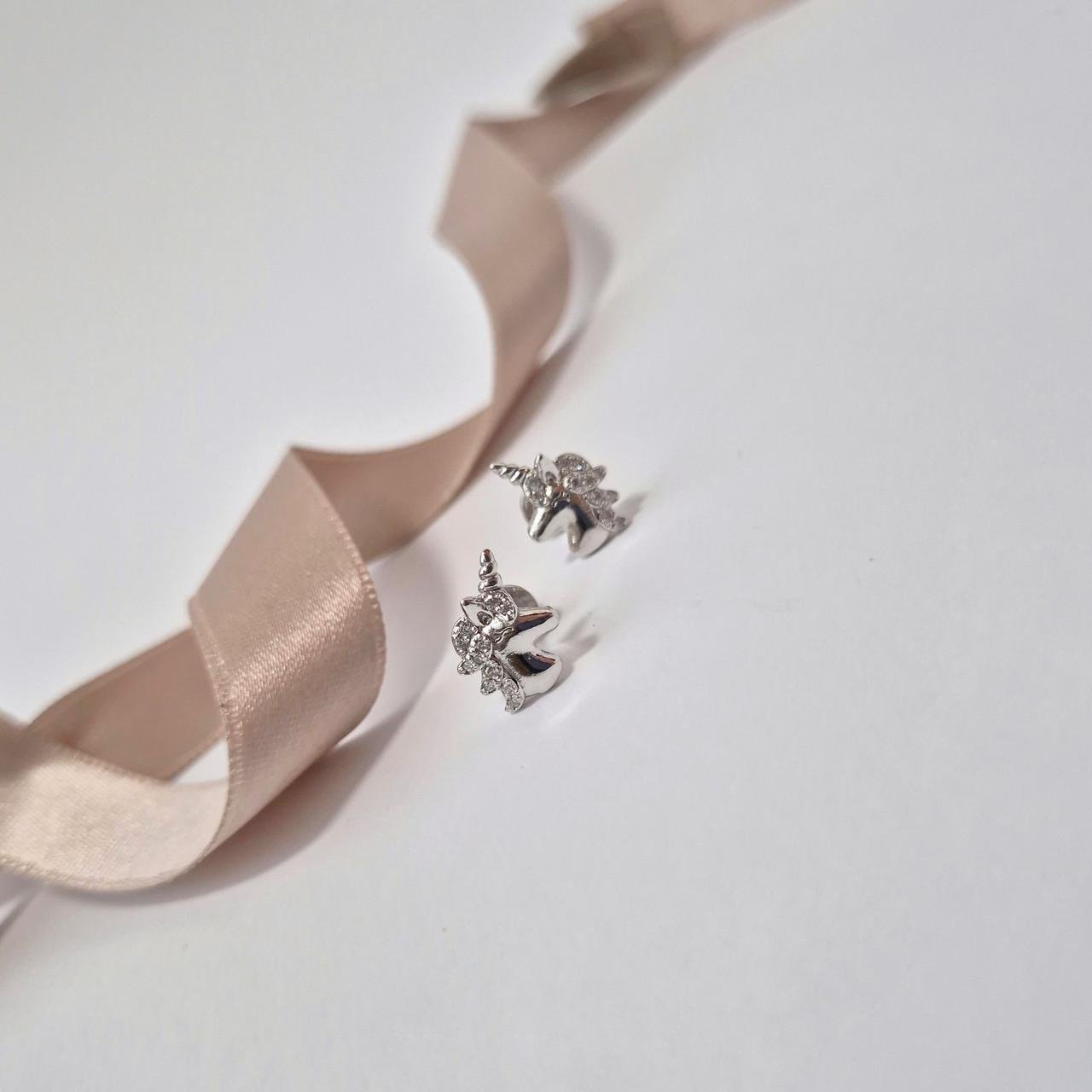 Сережки гвоздики на закрутках єдиноріг з білими каменями срібло 925 проби родоване 2,00 г (5470р)