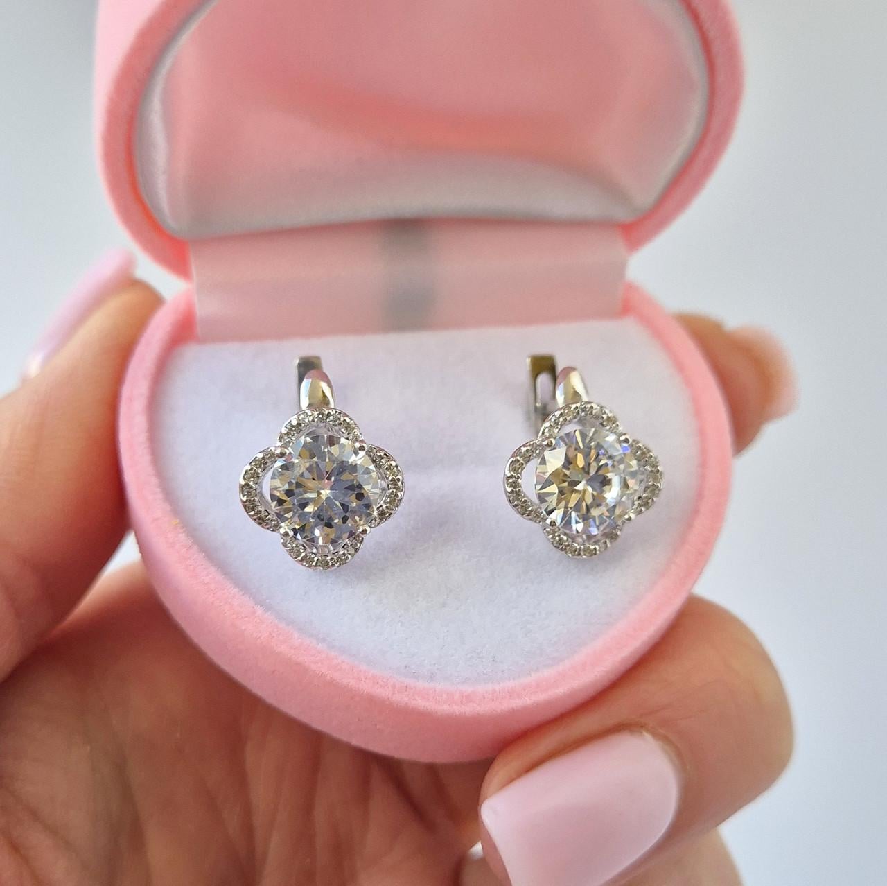 Серьги цветок с белыми камнями серебро 925 пробы родированное 4,50 г (56356р)
