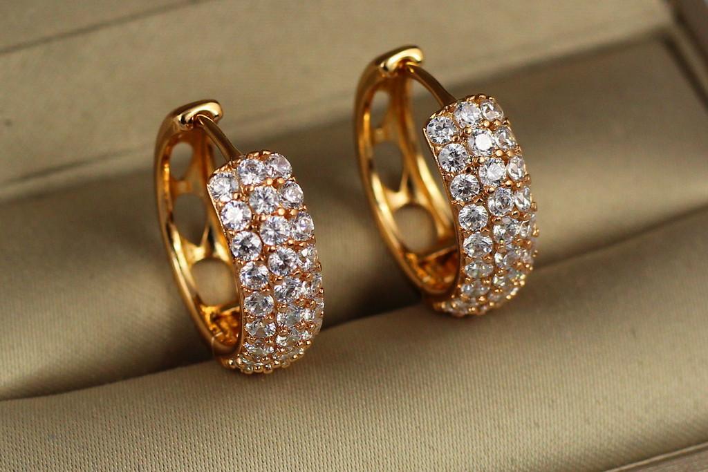 Серьги кольца Хuping Jewelry выпуклые с камнями 1,8 см Золотистый