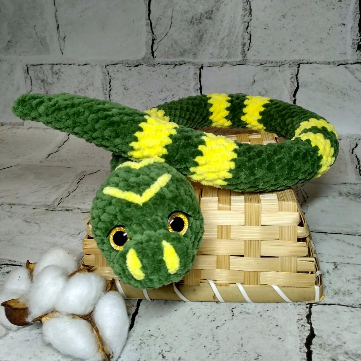 М'яка іграшка в'язана ручної роботи Змія Символ нового року 2025 Плюшикус 65 см Зелений з жовтим (202-60-2) - фото 2