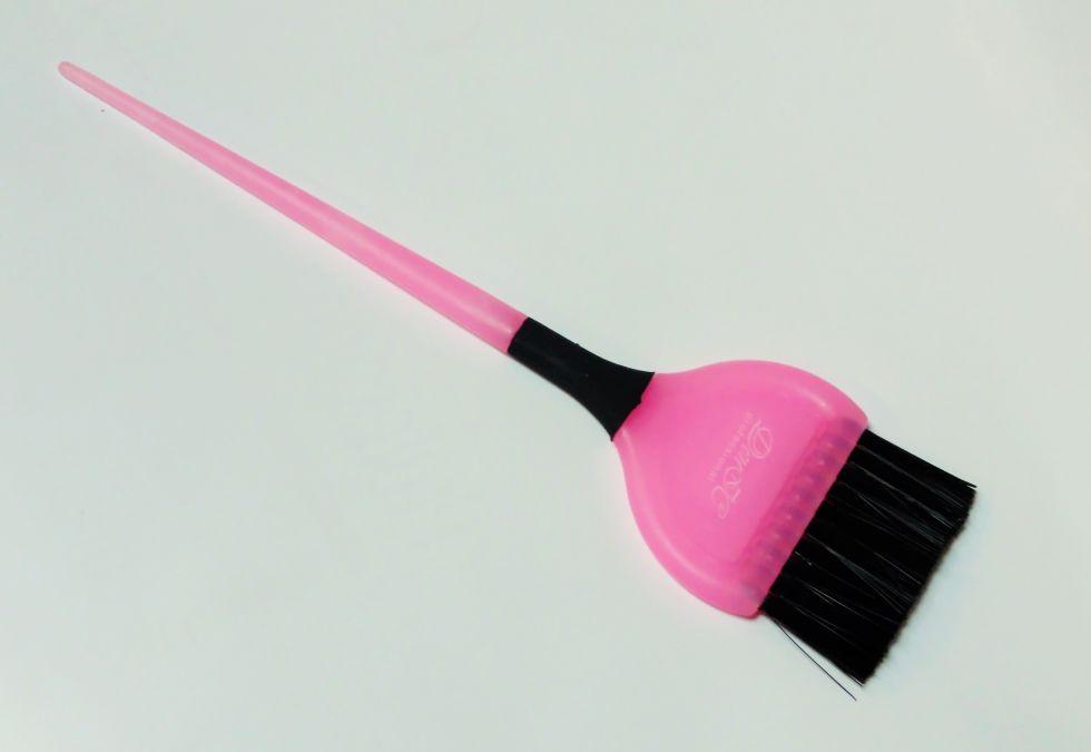 Пензлик для фарбування волосся ДенІС professional з чорною щетиною та гачком на хвостику Рожевий (1453070068) - фото 2