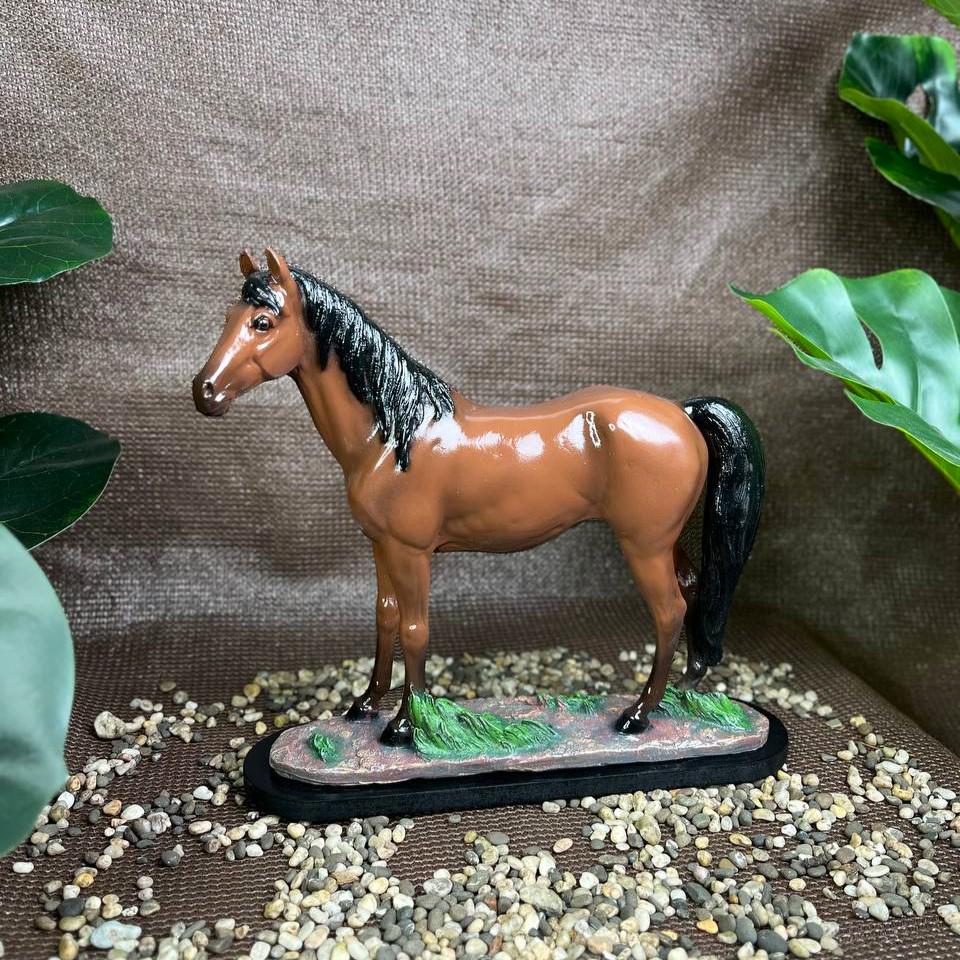 Статуэтка декоративная Благородный конь на подставке 28x30x8 см Коричневый (4492)