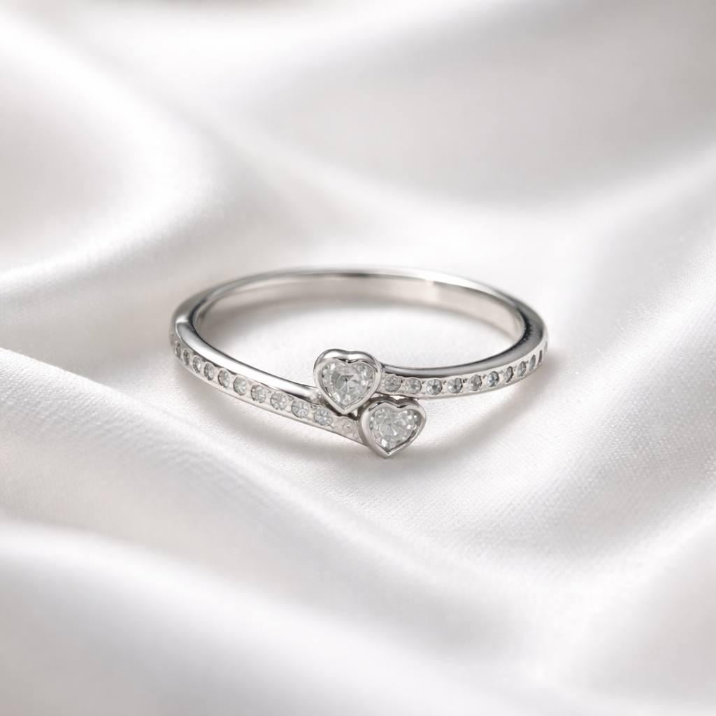 Кольцо серебрянное LoveR с двумя фианитами в форме сердца и дорожкой сияющих вставок р. 19