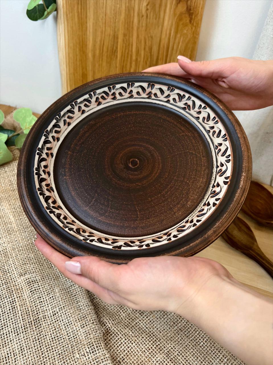 Тарілка керамічна глиняна різьблена ангоб 24 см (3001-5) - фото 2 Тарілка керамічна глиняна різьблена ангоб 24 см (3001-5) - фото 2