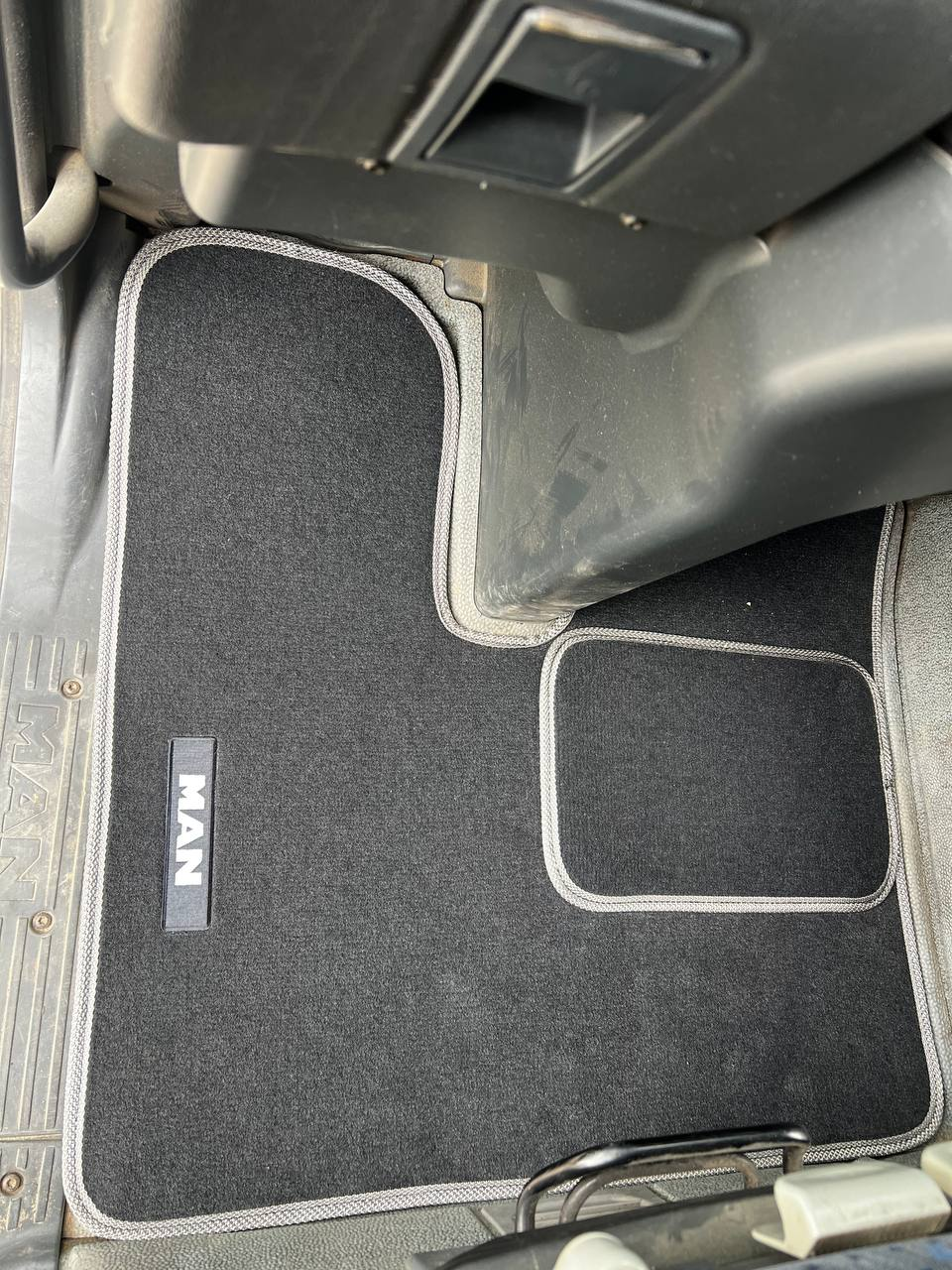 Килимки в салон ворсові для MAN TGA 410 широка кабіна 5 шт. Чорний (27327209)