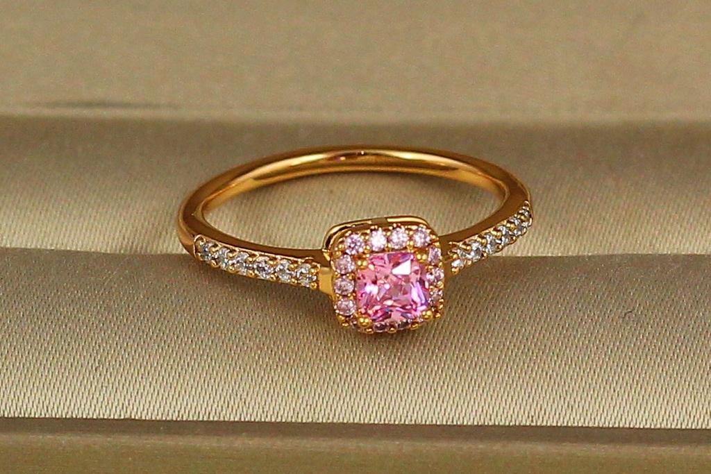 Кольцо Xuping Jewelry розовый квадратный фианит в ободке из камешков р. 18 Золотистый (1805735276)
