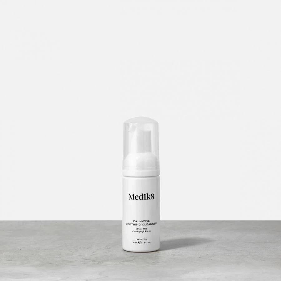Нежная пенка с хлорофиллом для очищения чувствительной кожи Medik8 Calmwise Soothing Cleanser 40 мл