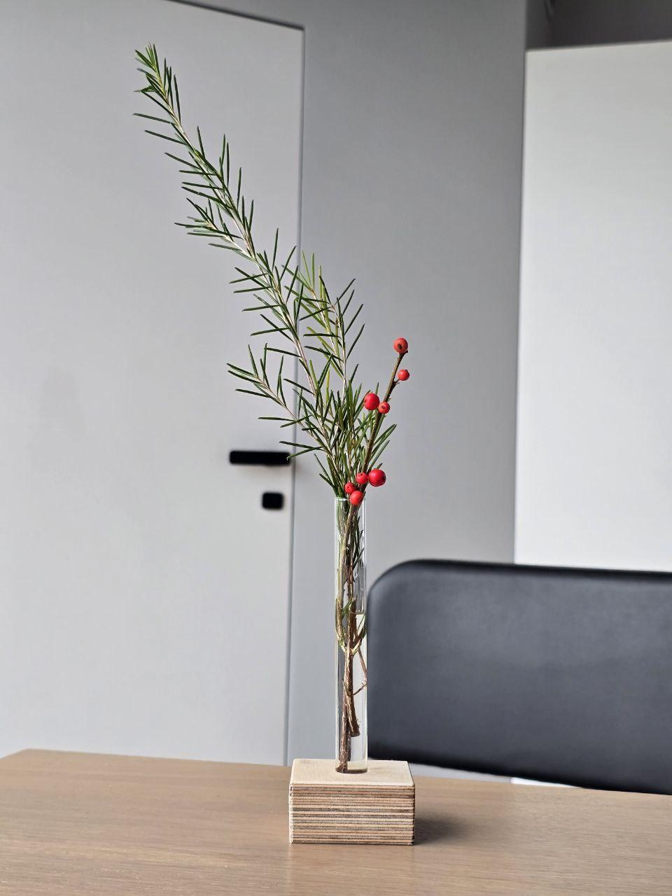 Ваза деревянная с цветными колбами - фото 3 Ваза деревянная с цветными колбами - фото 3