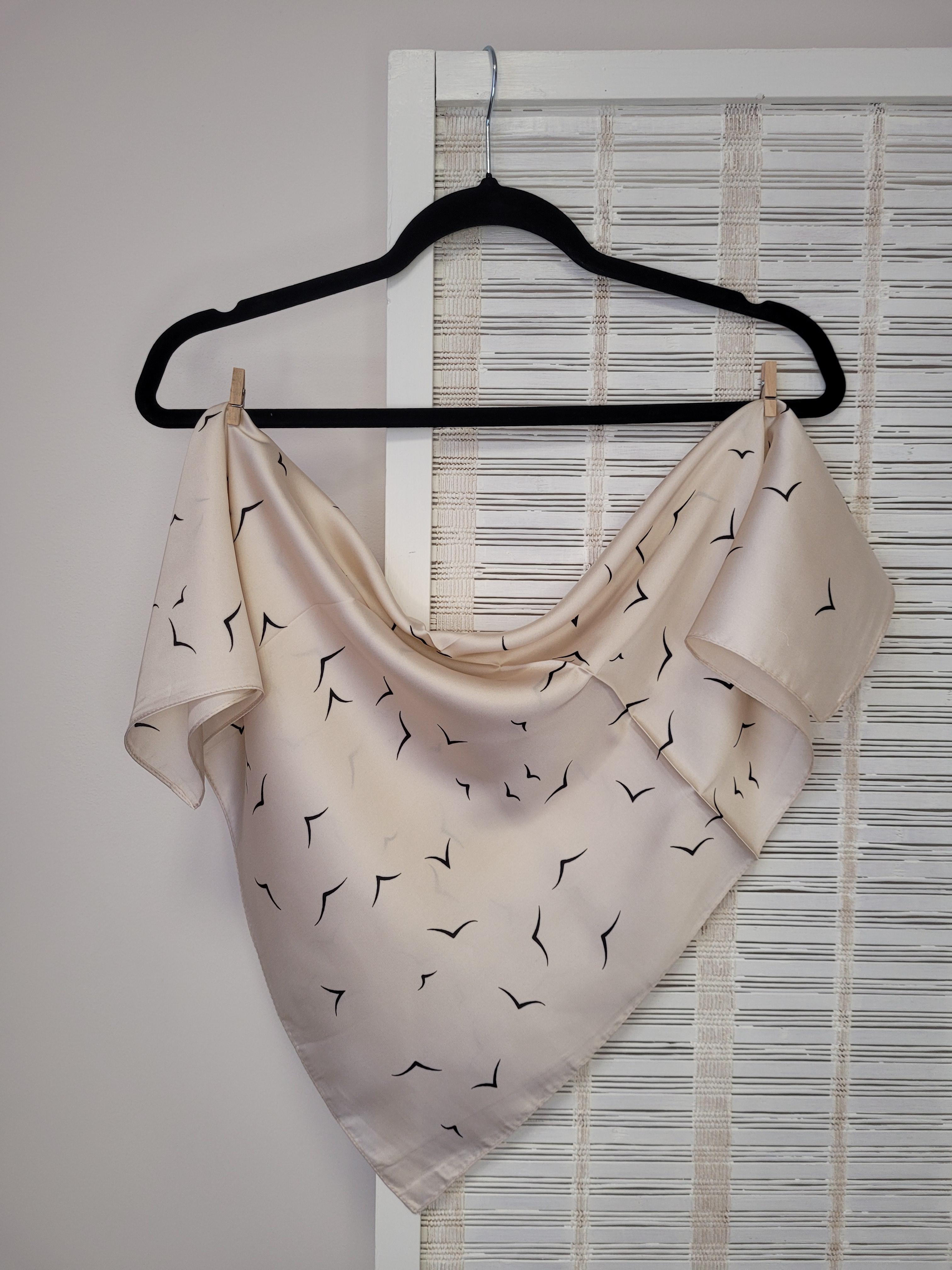 Хустка жіноча на шию шовкова Чайки 70х70 см Світло-бежевий