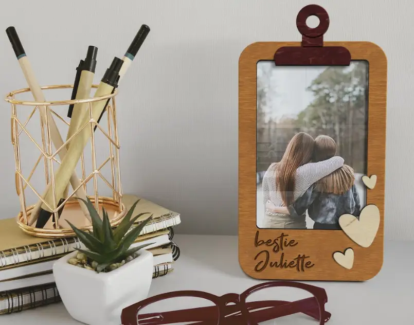 Фоторамка-планшет персонализированная на 1 фотографию Светло-коричневый (clothespins_hearts_4x6-3) - фото 3 Фоторамка-планшет персонализированная на 1 фотографию Светло-коричневый (clothespins_hearts_4x6-3) - фото 3