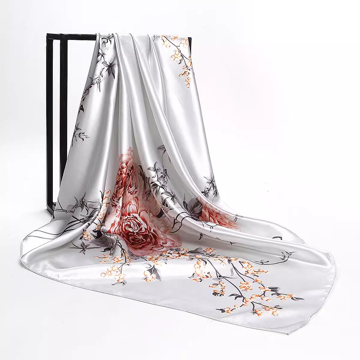 Платок шелковый Mosi 90х90 см Серебристо-серый (111101/2) - фото 4 Платок шелковый Mosi 90х90 см Серебристо-серый (111101/2) - фото 4