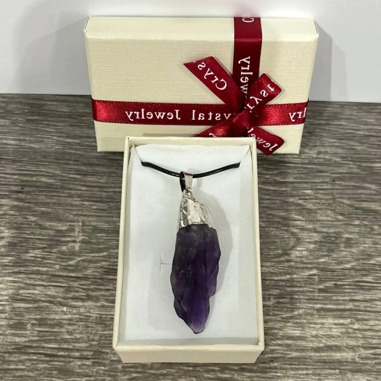 Натуральний камінь Аметист фіолетовий кулон природної форми на шнурку екошовк упакований в коробочку (82319055)