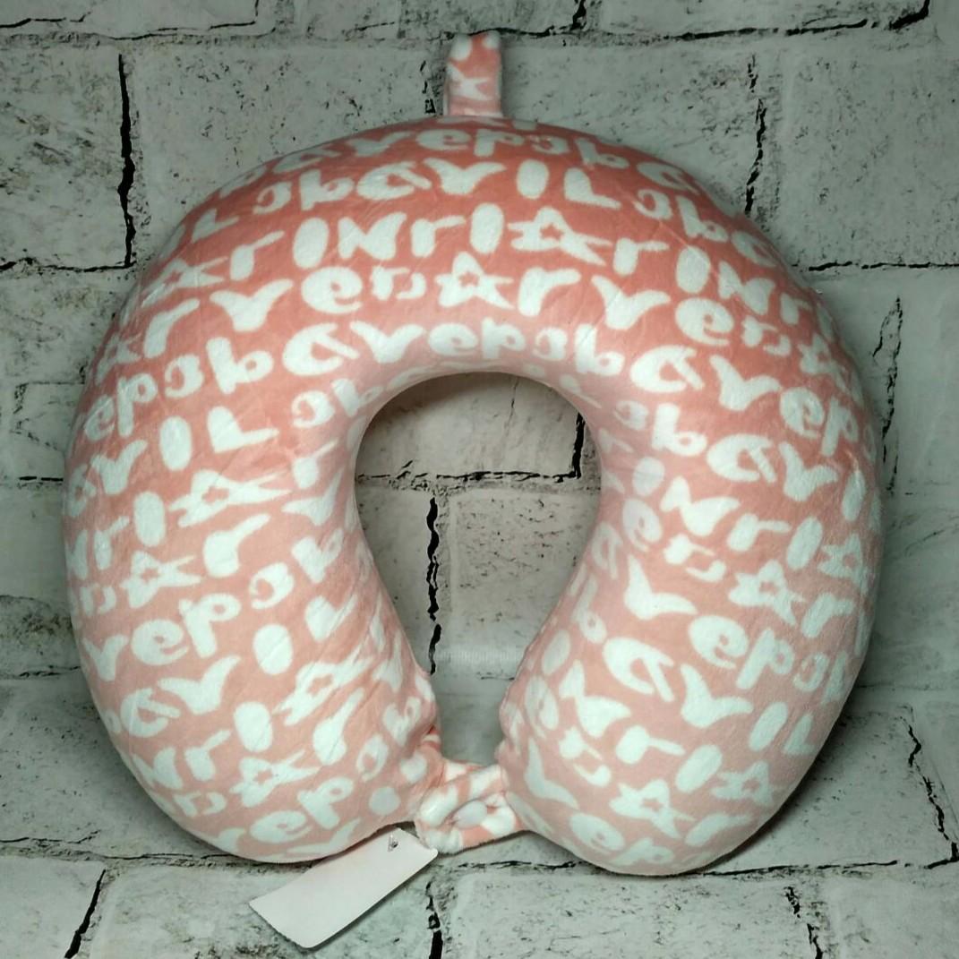 Подушка для путешествий под шею с памятью Буквы 29х26х8 см Розовый (25-2-351) Подушка для путешествий под шею с памятью Буквы 29х26х8 см Розовый (25-2-351)