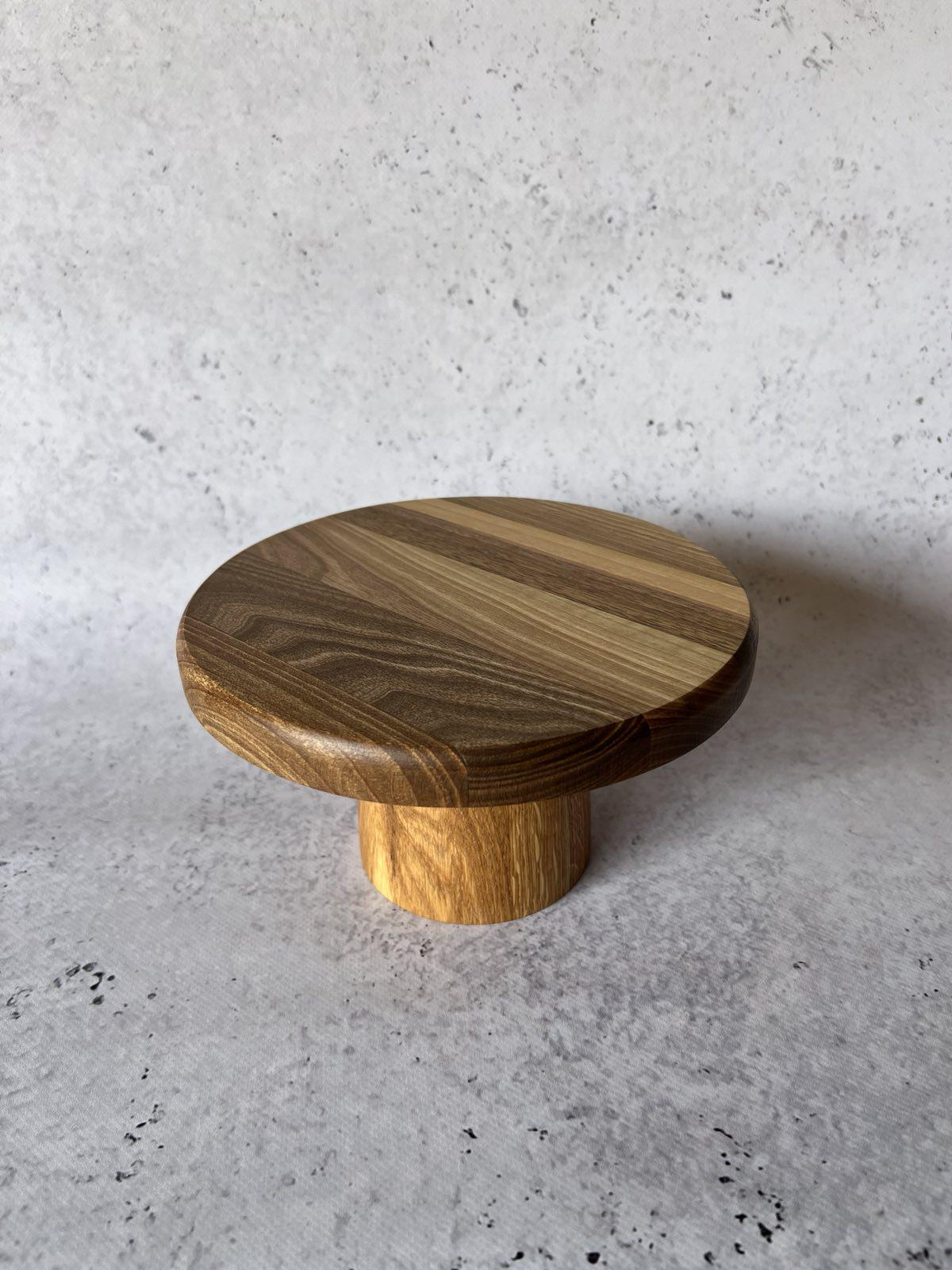 Підставка під торт та кекси з дерева дуба та горіха світла d 20 см - фото 2 Підставка під торт та кекси з дерева дуба та горіха світла d 20 см - фото 2