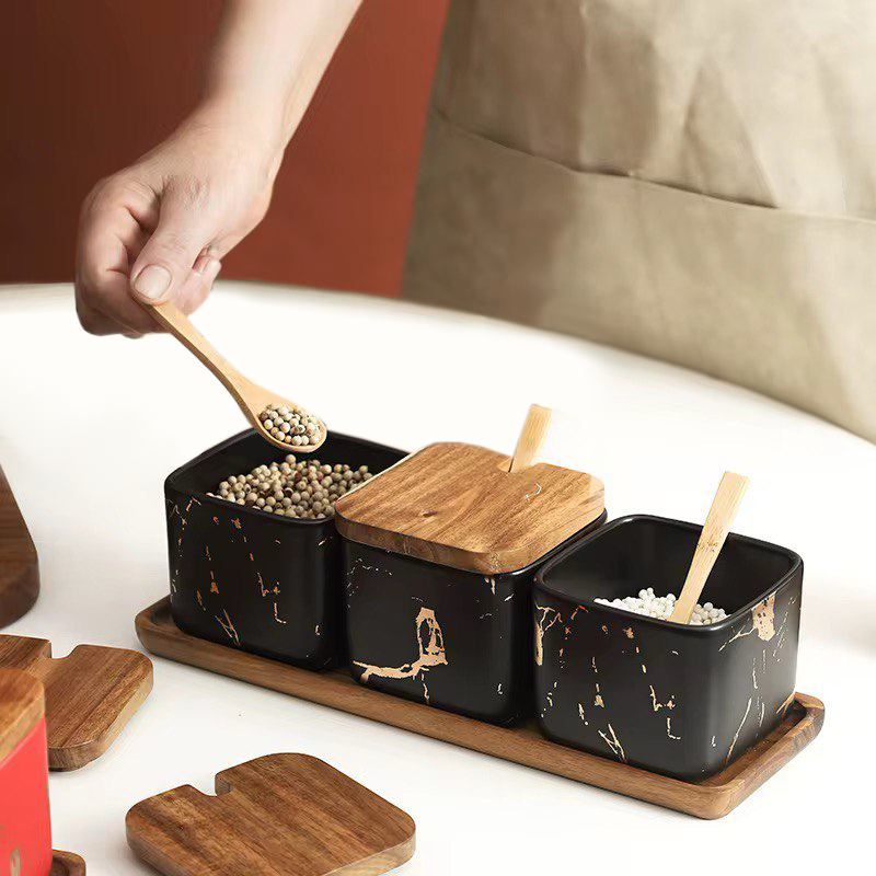 Набір ваз для сипучих з кераміки на дерев'яному підносі 3 шт. Чорний (ST0390) - фото 3 Набір ваз для сипучих з кераміки на дерев'яному підносі 3 шт. Чорний (ST0390) - фото 3