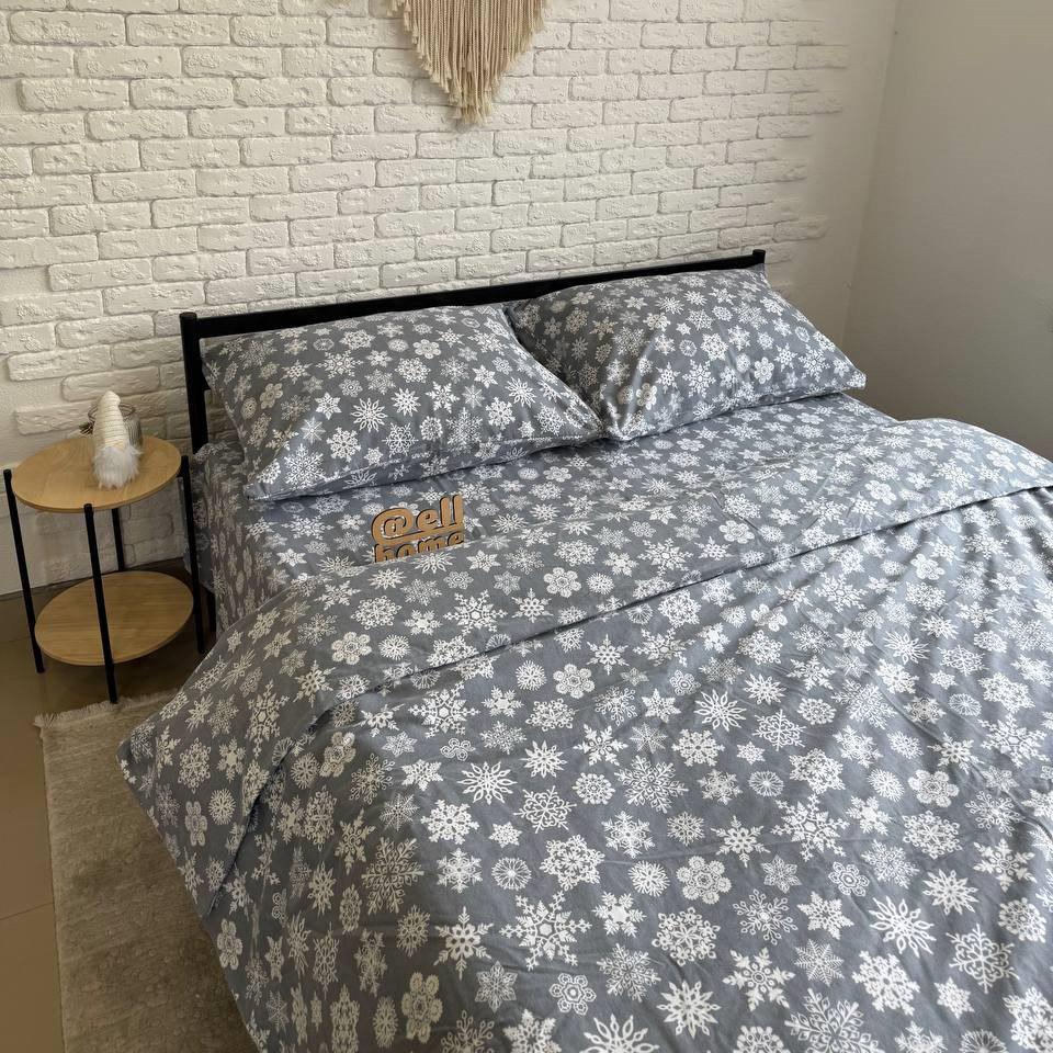 Комплект постельного белья Ell Home Снежинки фланель семейный наволочки 50x70 см/70x70 см Серый (29288995) - фото 1 Комплект постельного белья Ell Home Снежинки фланель семейный наволочки 50x70 см/70x70 см Серый (29288995) - фото 1
