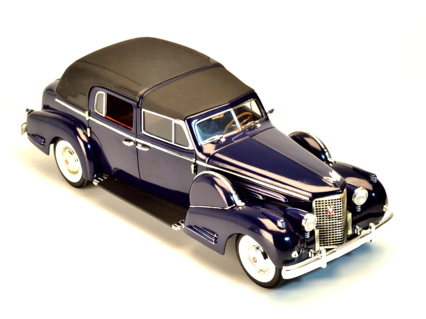 Модель автомобиля Signature Models Cadillac V16 Fleetwood 1938 1:18 Темно-синий (134)