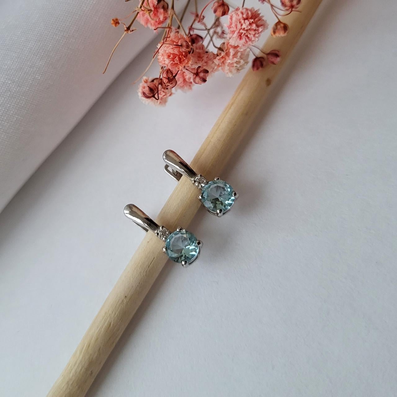 Серьги с голубыми камнями серебро 925 пробы родированное 1,46 г (82055)