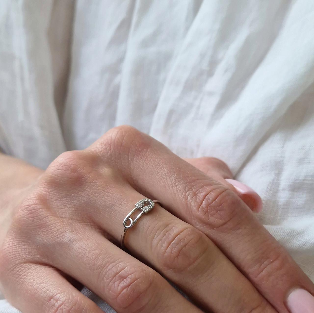 Каблучка булавка в білих каменях срібло 925 проби родоване 0,80 г р. 18 (4324р) - фото 8 Каблучка булавка в білих каменях срібло 925 проби родоване 0,80 г р. 18 (4324р) - фото 8