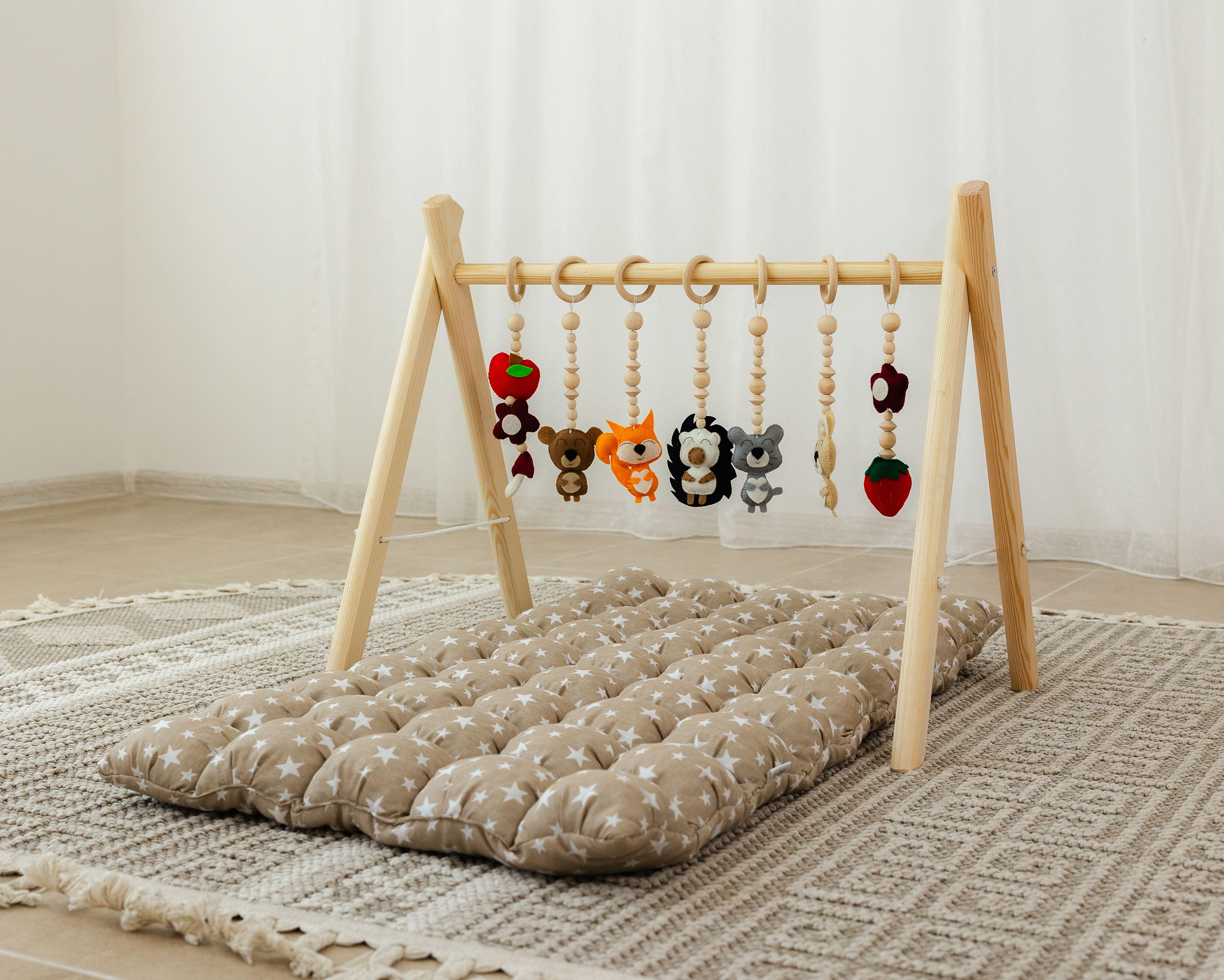 Мобиль деревянный напольный Монтессори Лесные зверьки с матрасом Ловец снов (0002303)