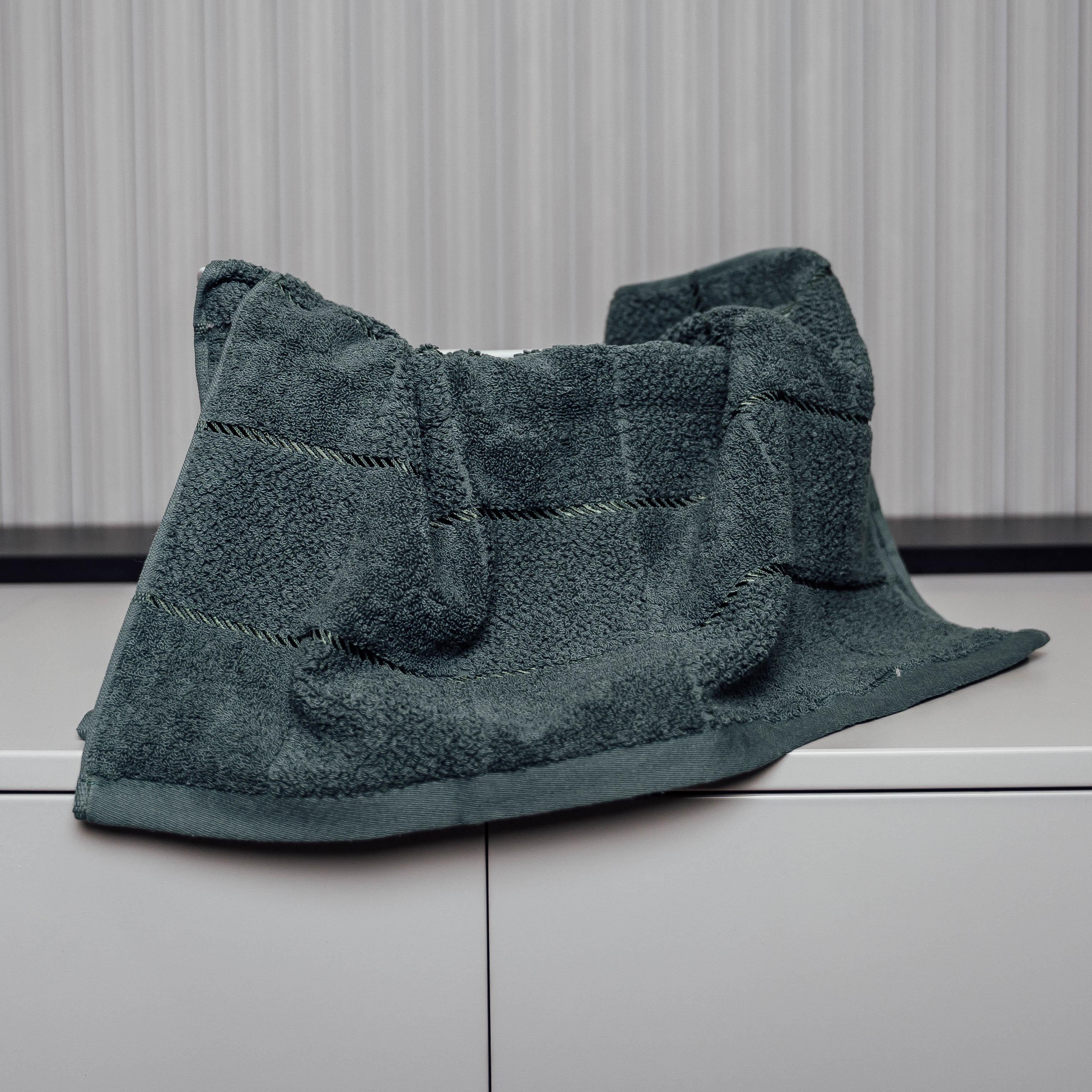 Полотенце КвадроКомфорт банное тиснения 100х50 см Темно-зеленый (88198) - фото 1 Полотенце КвадроКомфорт банное тиснения 100х50 см Темно-зеленый (88198) - фото 1